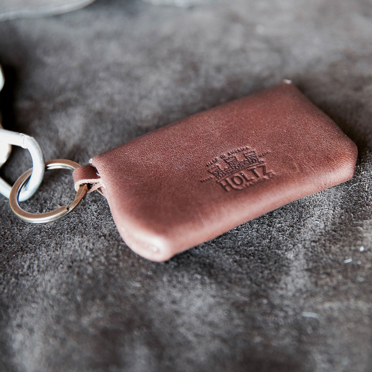 THE OFFICIALLY LICENSED CRIMSON TIDE Rosie Fine Leather Scallop Keychain Wallet - Holtz Leather