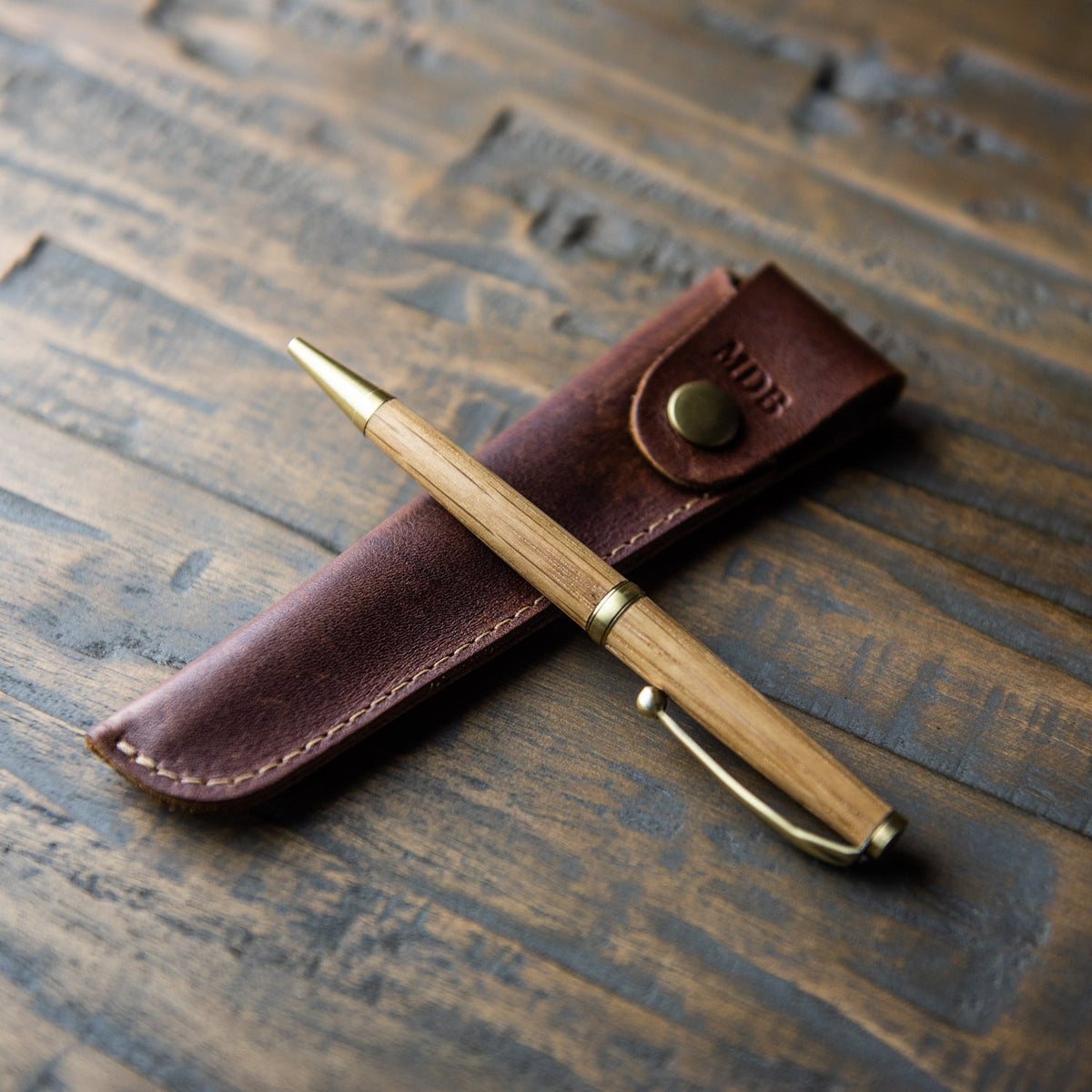 Hand - Turned Tennessee Whiskey Barrel Wood Comfort Style Pen + Pen Sleeve - Holtz Leather