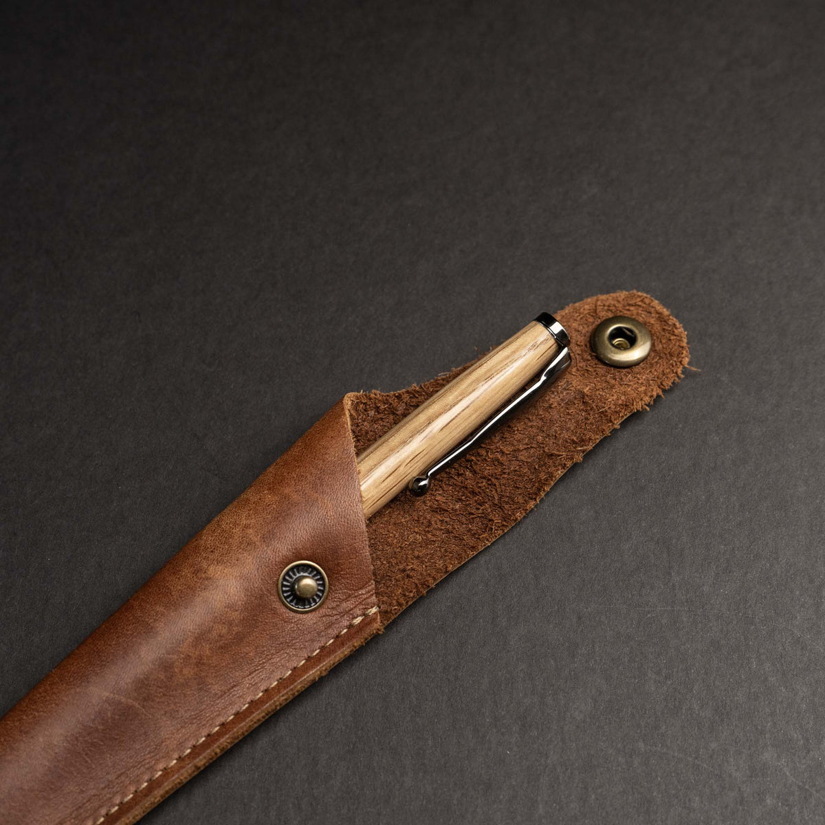 Hand - Turned Tennessee Whiskey Barrel Wood Comfort Style Pen + Pen Sleeve - Holtz Leather