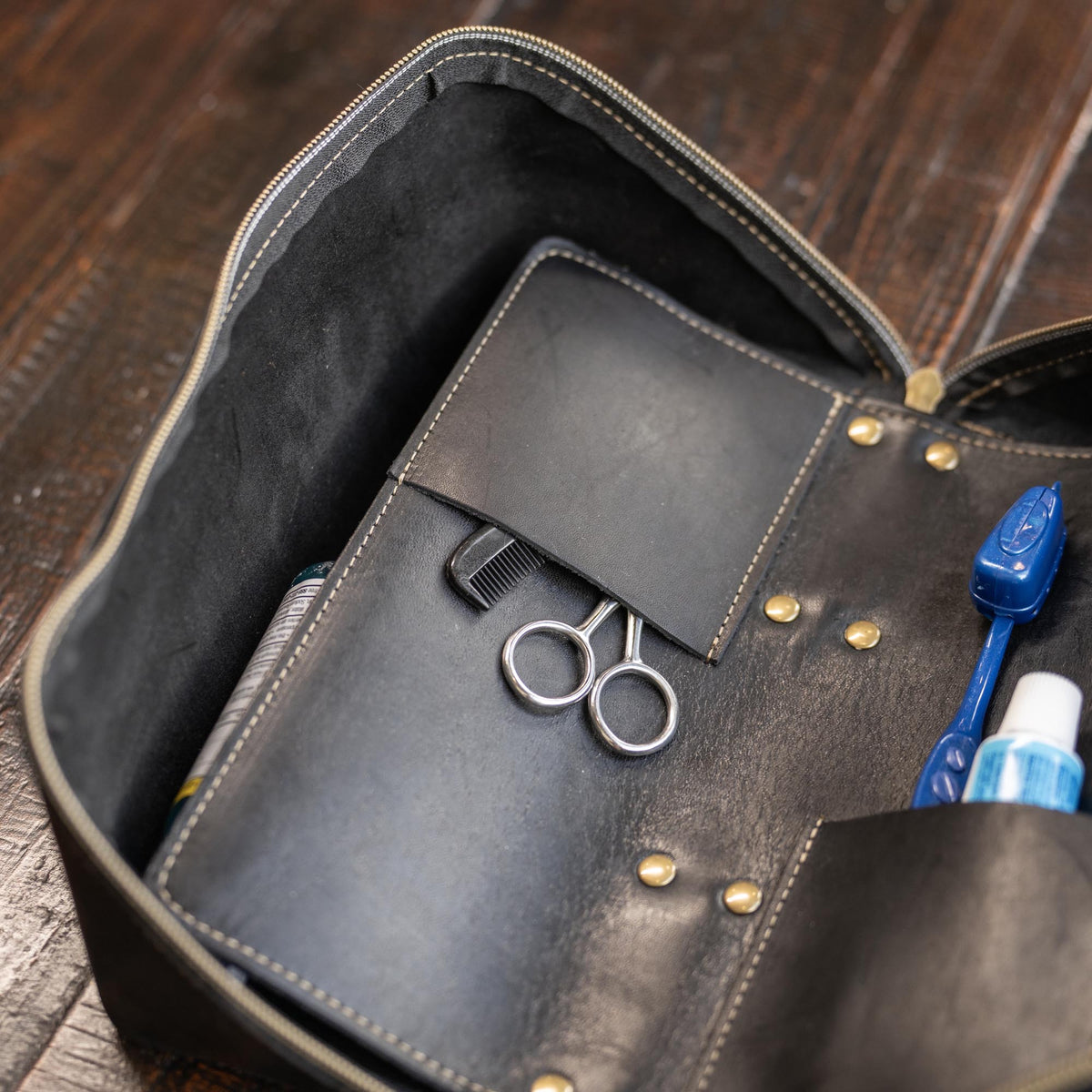 No. 307 Porter Dopp Kit – Full Grain Leather Toiletry Bag - Holtz Leather