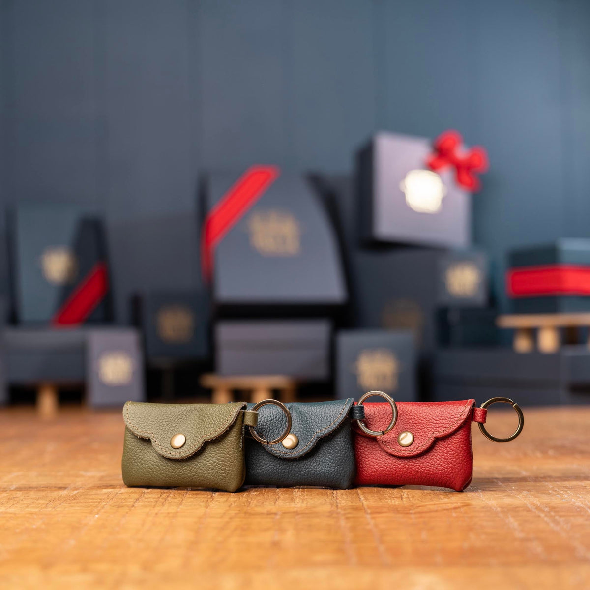 The Rosie Personalized Fine Leather Scallop Keychain Wallet - Holtz Leather