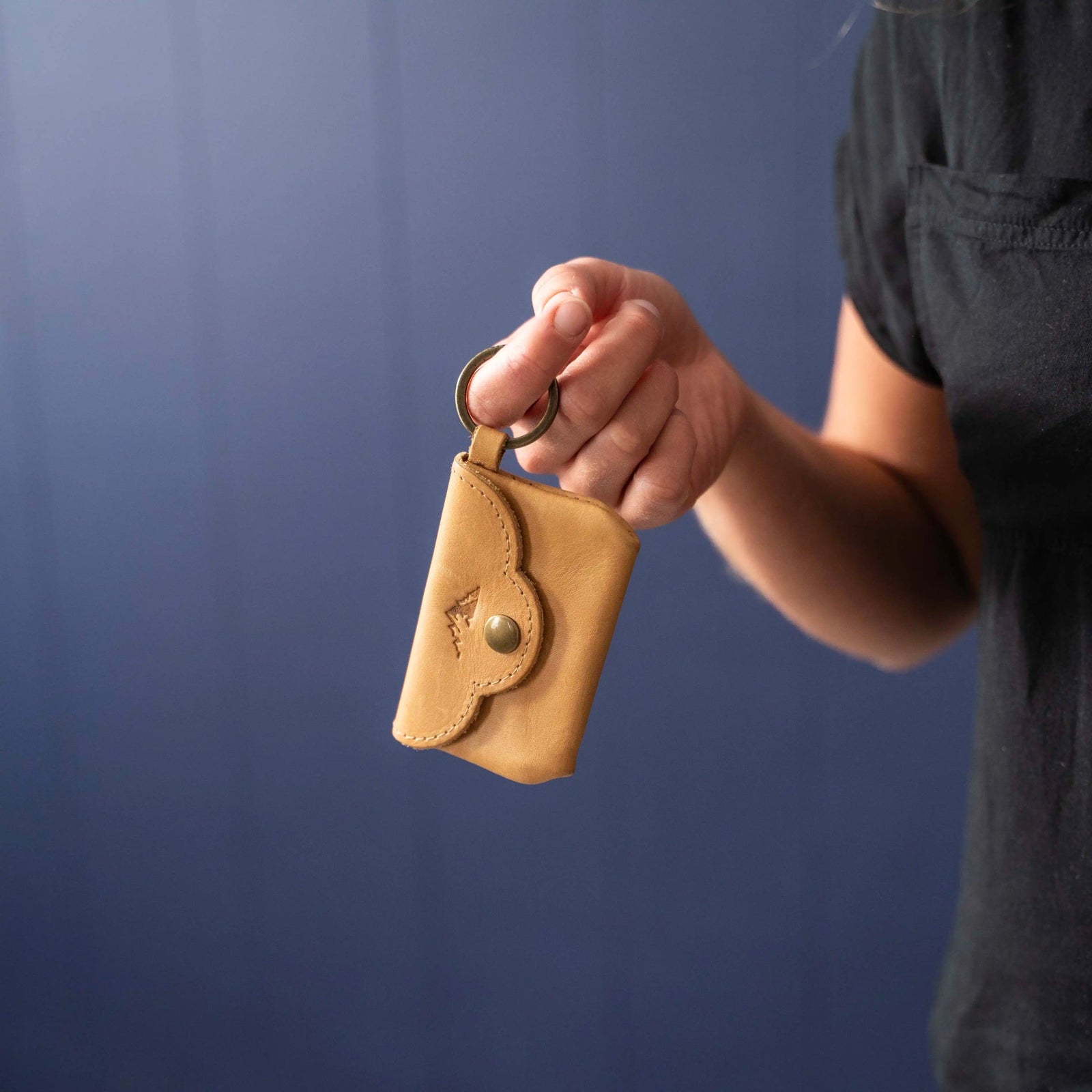 The Rosie Personalized Fine Leather Scallop Keychain Wallet - Holtz Leather