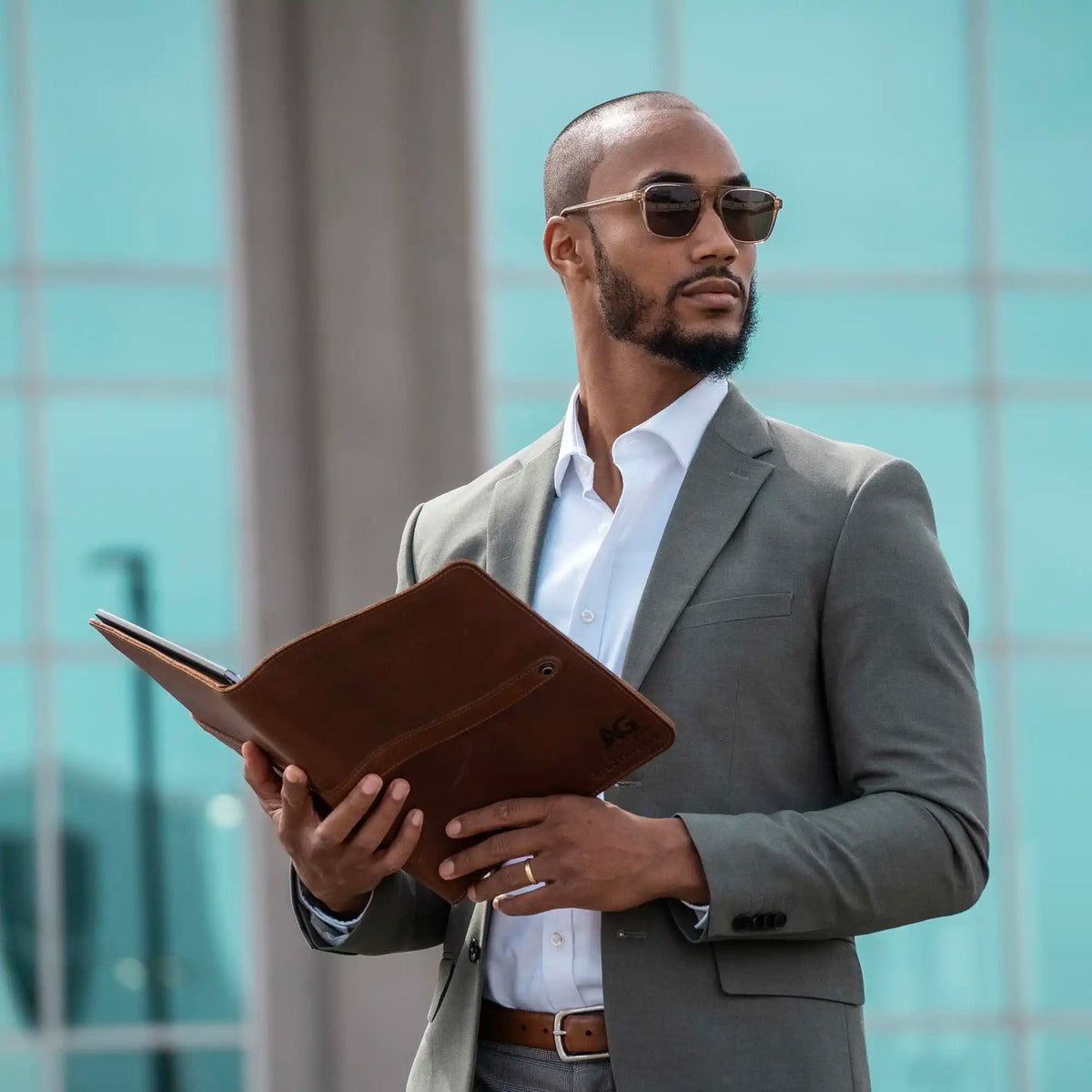 The Vanderbilt 2.0 Fine Leather Portfolio Padfolio - Fits iPad - Now with two Journals & Updated Features - Holtz Leather