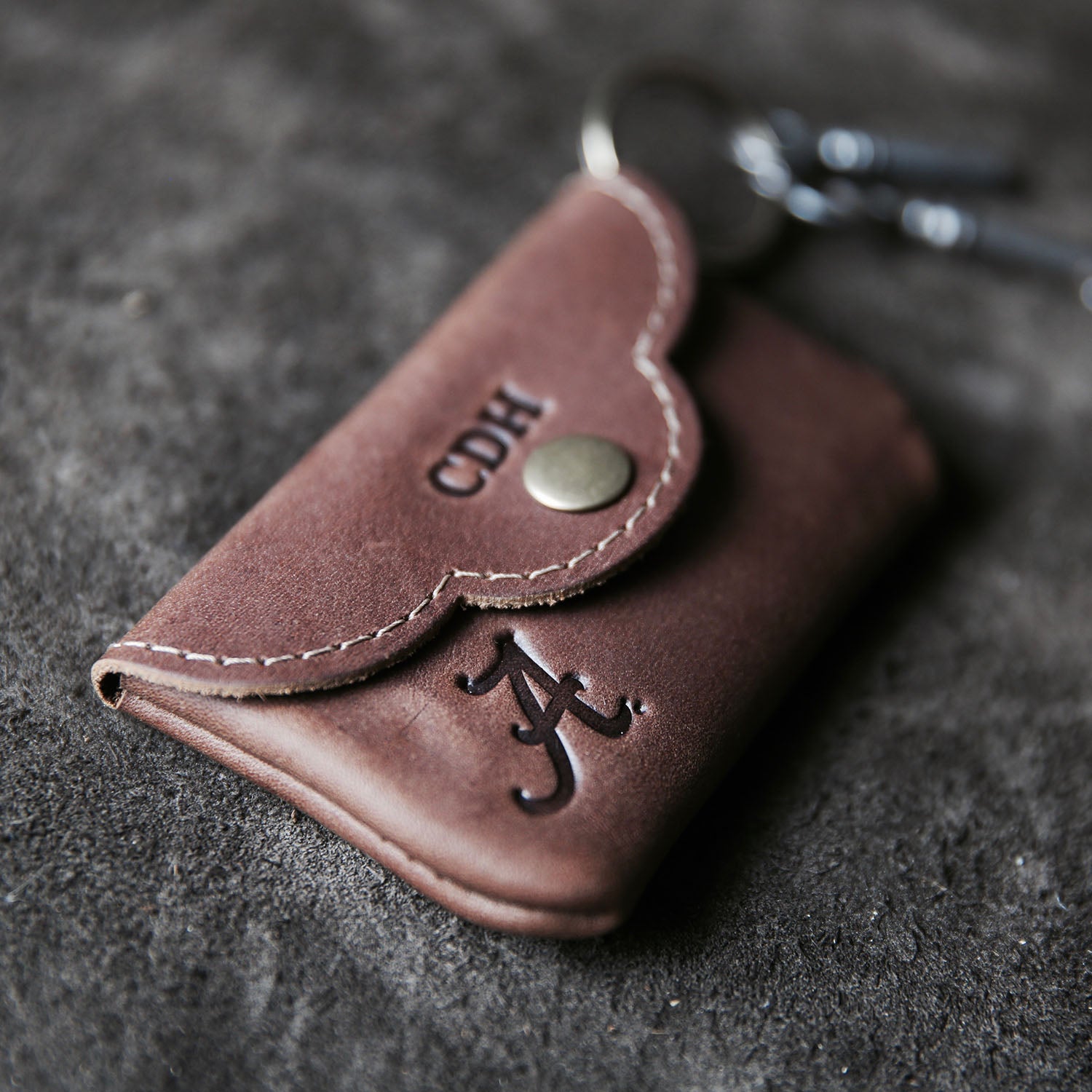 Fine leather scallop keychain wallet with personalized initials and Alabama logo