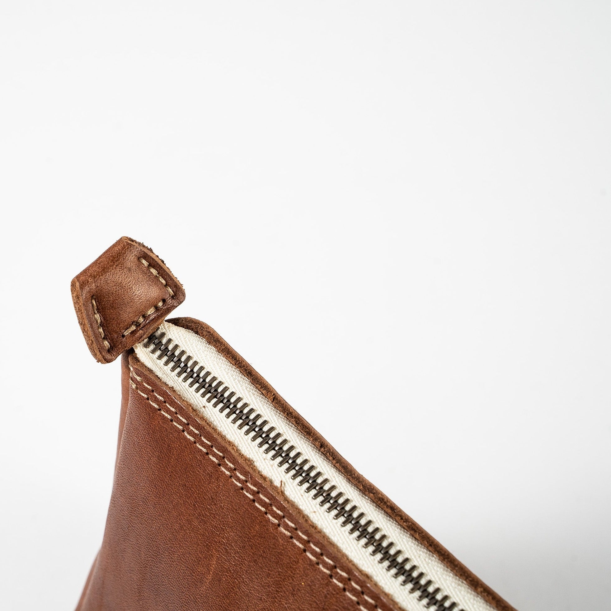  OAKURA Aesthetic Leather Makeup Bag with Zipper