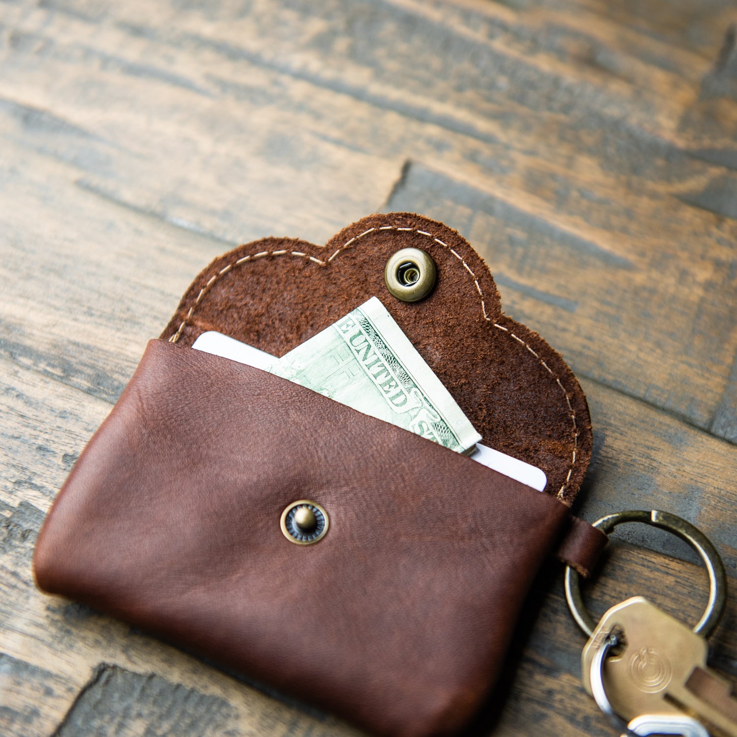 Fine leather scallop keychain wallet with University of North Alabama (UNA) logo